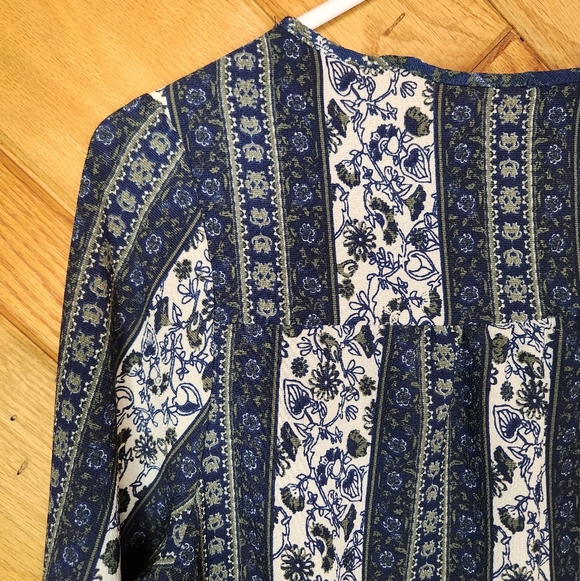 Rue 21 blue and white floral striped long sleeve blouse size medium - Picture 8 of 11